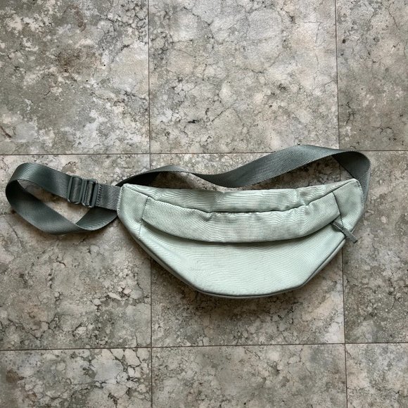 SHIPS FREE! Everlane Renew Transit Fanny Pack in Sold Out Light Blue - Picture 1 of 6